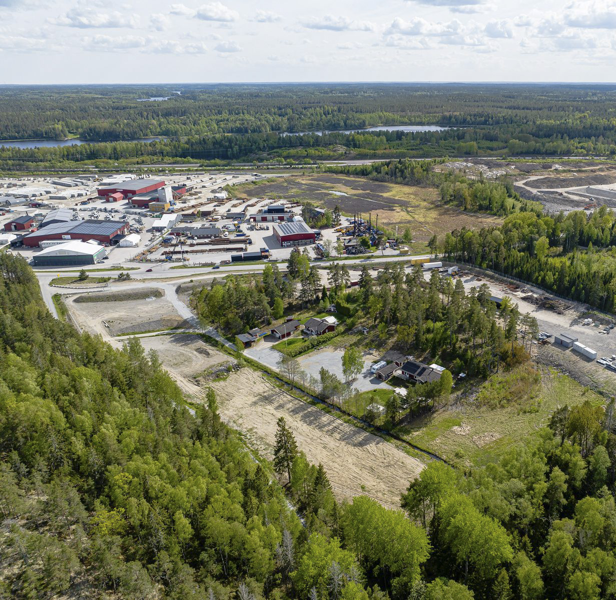 Flygbild över Snebro Gårds verksamhetsområde, markytor och omgivande skog